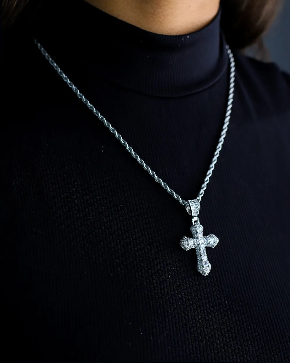 FROSTY CROSS PENDANT. - WHITE GOLD