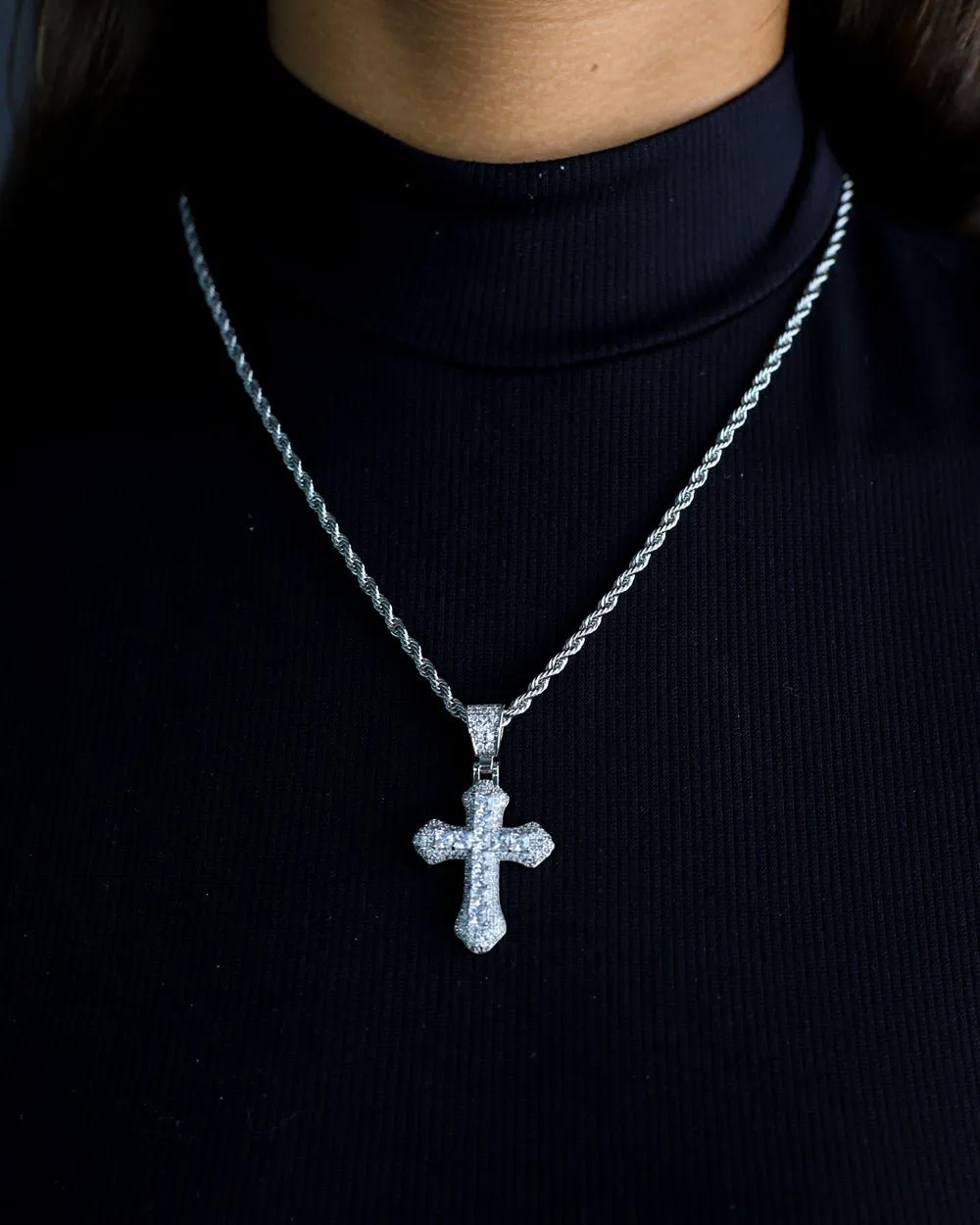 FROSTY CROSS PENDANT. - WHITE GOLD